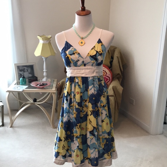 Gorgeous Guess Sun Dress fully lined - Picture 2 of 6